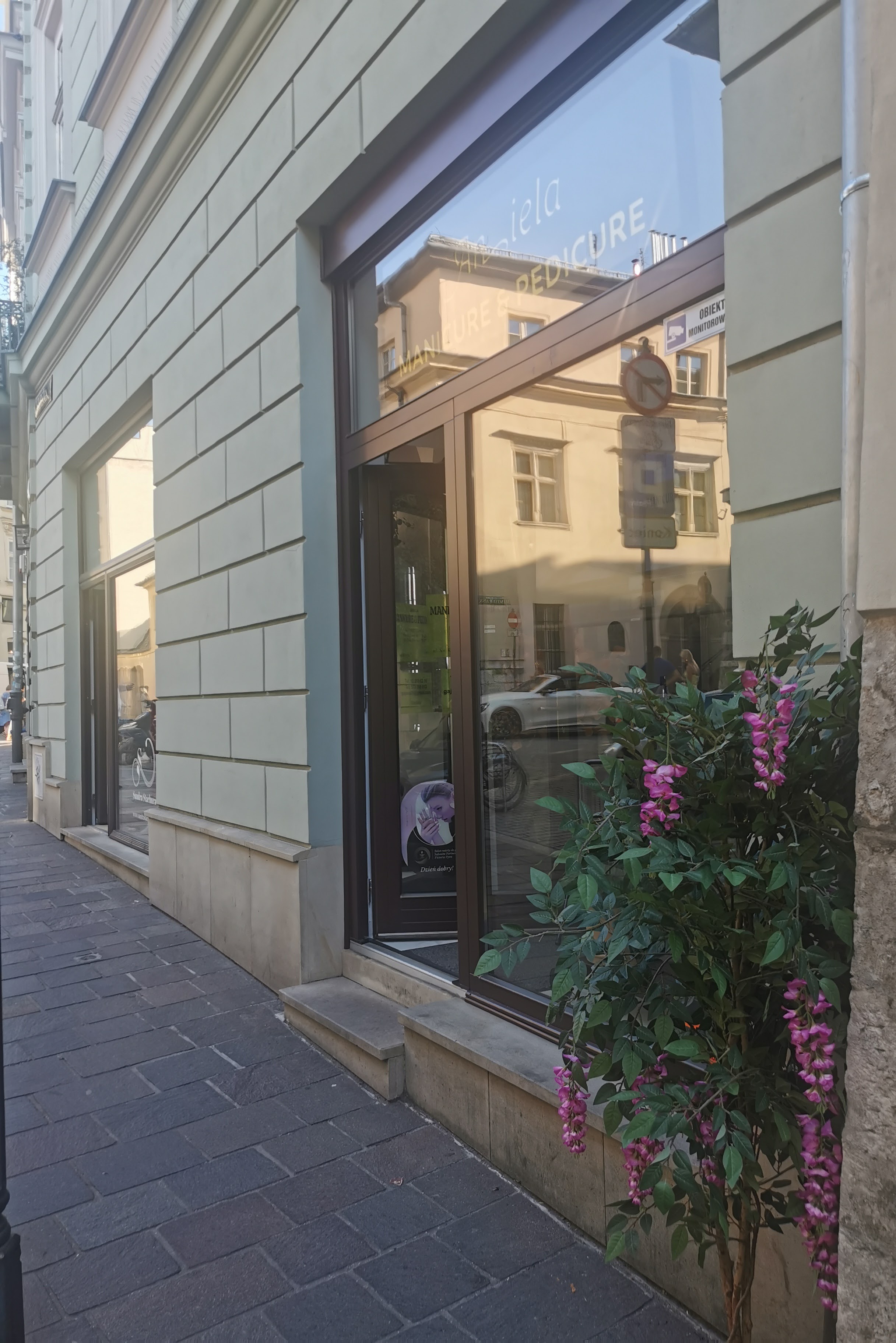 Wejście do salonu od ulicy Świętego Krzyża 7